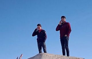 Telefonla görüşmek için evlerin çatılarına...