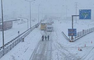 TEM Otoyolu kar nedeniyle trafiğe kapandı