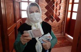 Temizlik işçisi bulduğu parayı sahibini de bularak...