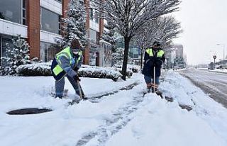 Tepebaşı’nda ekiplerin kar ile mücadelesi