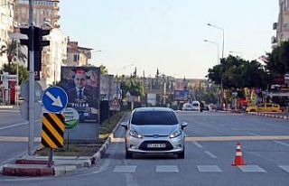 Ters yönde giden sürücü, kırmızı ışıkta...