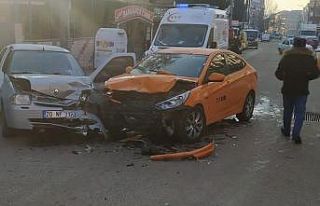 Ticari araçla otomobil çarpıştı: 1’i çocuk...