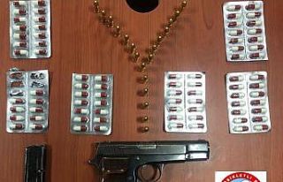 Ticari takside silah ve uyuşturucu hap çıktı