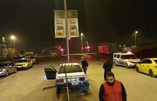 Ticari taksiye çarpan sürücü kaçtı, refüje...