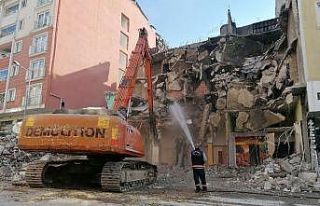 Tinercilerin mesken tuttuğu 4 katlı bina yıkıldı