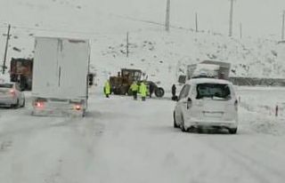 Tır karlı yolda kaydı, Iğdır-Ağrı yolu bir...
