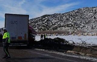 Tır kayarak yoldan çıktı