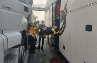 Tıra arkadan çarpan yolcu otobüsü muavini yaralandı