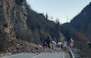 Tirebolu-Doğankent karayolunda heyelan meydana geldi
