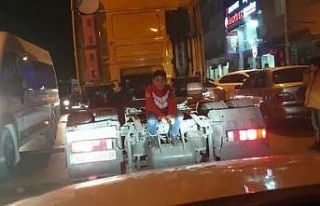 TIR’ın arkasında tehlikeli yolculuk
