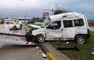 Tırla çarpışan ticari araç sürücüsü ağır...