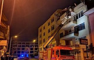 Tokat’ta fırtına çatıları uçurdu, araçlara...