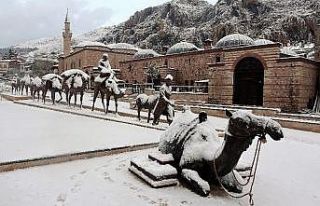 Tokat’ta tarihi çarşı beyaz gelinlik giydi