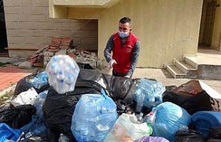 Topladığı plastik şişelerle öğrencilere umut...