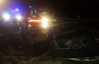 Tosya’da otomobil menfeze çarptı: 3 yaralı