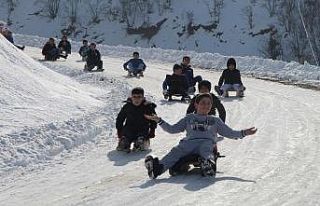 Trafiğe kapalı yol kayak pisti oldu, çocuklar babalarıyla...