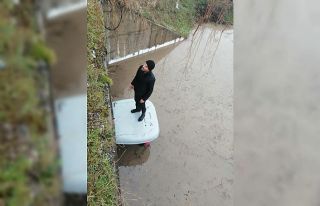 Traktörle geçerken köprü altında su baskını...
