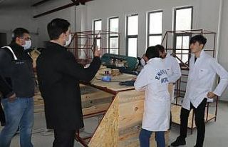 Tufanbeyli’de sokak hayvanları için kulübe üretiliyor