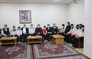 Tunç ve Kabakcı, Güreş Eğitim Merkezi’nde sporcular...