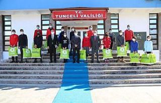 Tunceli Valisi Özkan, sporculara kayak takımı hediye...