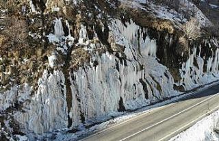 Tunceli’de ağlayan kayalar, buz tuttu