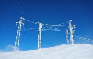 Tunceli’de arızalara giden ekiplerin kar ve soğukla...