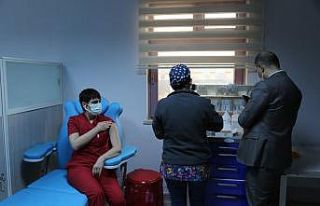 Tunceli’de aşılama başladı, ilk aşıyı enfeksiyon...