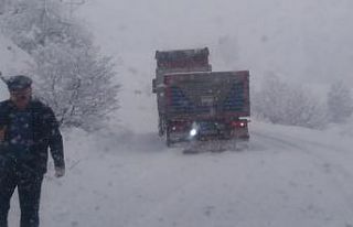 Tunceli’de iki ilçe arasındaki yol kar yağışı...