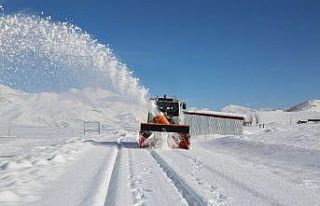 Tunceli’de karla kaplanan köy yolları için ekipler...