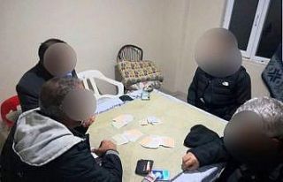 Tunceli’de kumar oynayan ve sosyal mesafeyi ihlal...