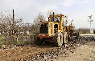 Turgutlu Belediyesi arazi yollarında asfalt hazırlık...