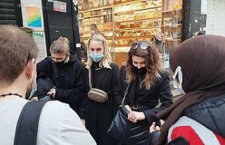 Turistlerin İstiklal’in orta yerinde yaptıkları...