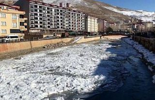 Türkiye’nin en hızlı akan nehri olan Çoruh buz...