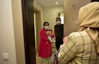 Tuzla’da yılın ilk bebeklerine hediye başkandan