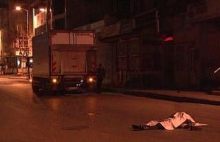 Ümraniye’de kuryeli motosiklet ile kamyonet çarpıştı;...