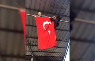 Üniversite öğrencisi ipi kopan Türk bayrağını...