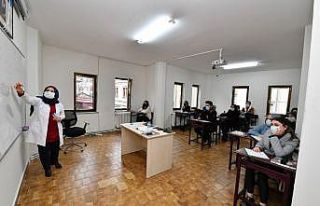 Üniversiteye hazırlık kurslarında yüz yüze eğitime...