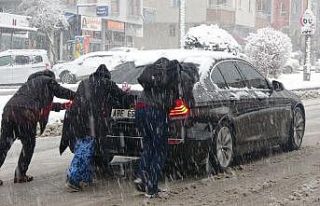 Uşak güne karla başladı