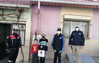 Uşak’ta ihtiyaç sahibi çocuklara tablet dağıtıldı