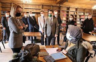 Vali Becel, kütüphanede ders yapan öğrencilerle...