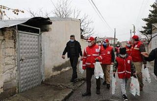 Vali dar gelirli ailelere kavurma dağıttı