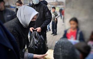 Vali Karaloğlu, eşi ile birlikte sosyal kart dağıttı