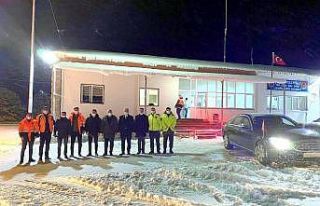 Vali Makas, karla mücadele ekipleriyle bir araya...