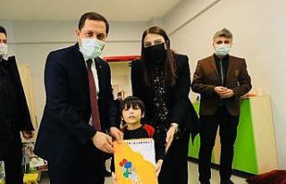 Vali Masatlı ve eşi minik öğrencilerin karne sevincine...