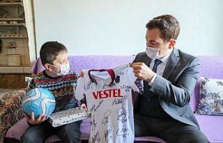 Vali Sonel yetim ve öksüzleri sevindirmeyi sürdürüyor