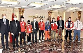 Vali Taşbilek şampiyon sporcuları ödüllendirdi