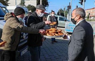 Vali vatandaşa simit ikram etti