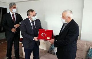 Validen bayrak hassasiyeti gösteren 75 yaşındaki...