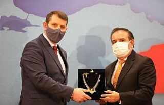 Vali’den TSYD’ye plaket