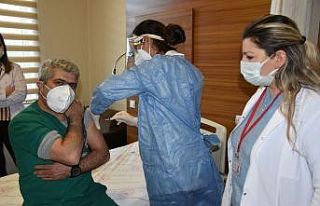 Van’da ilk olarak sağlık çalışanları aşı...